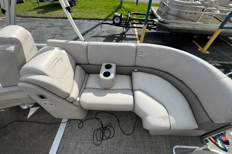 Slide: The Image of 2014 Bennington 2550GSRB pontoon boat with beige leather seating and cup holders. - 12