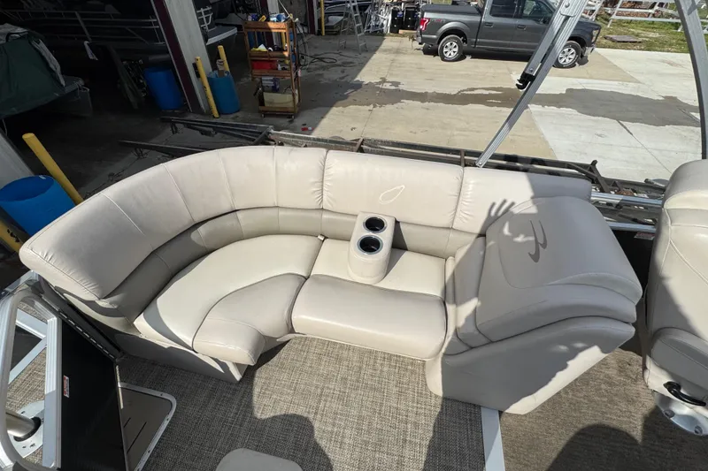 Slide: The Image of 2014 Bennington 2550GSRB pontoon boat with beige seating and cup holders. - 14