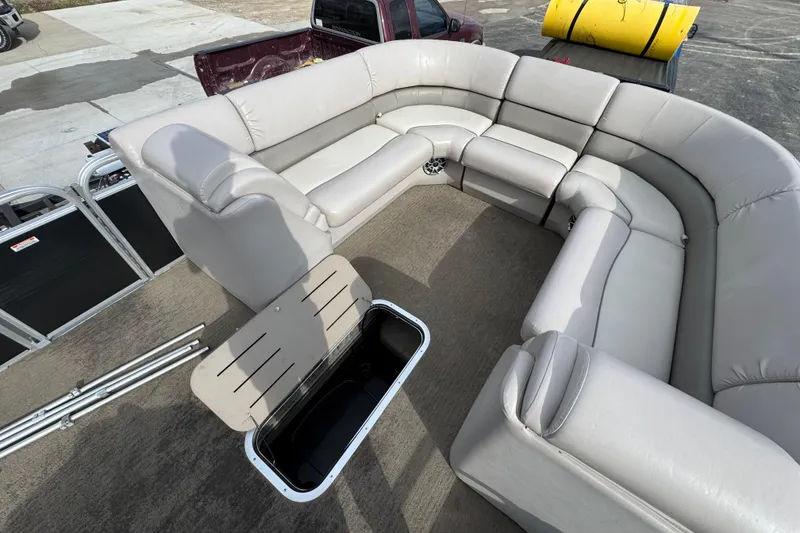 Slide: The Image of 2014 Bennington 2550GSRB pontoon boat with spacious seating and storage compartment. - 16