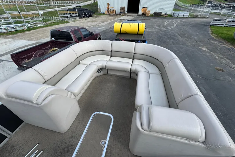 Slide: The Image of 2014 Bennington 2550GSRB pontoon boat with spacious beige seating arrangement. - 6