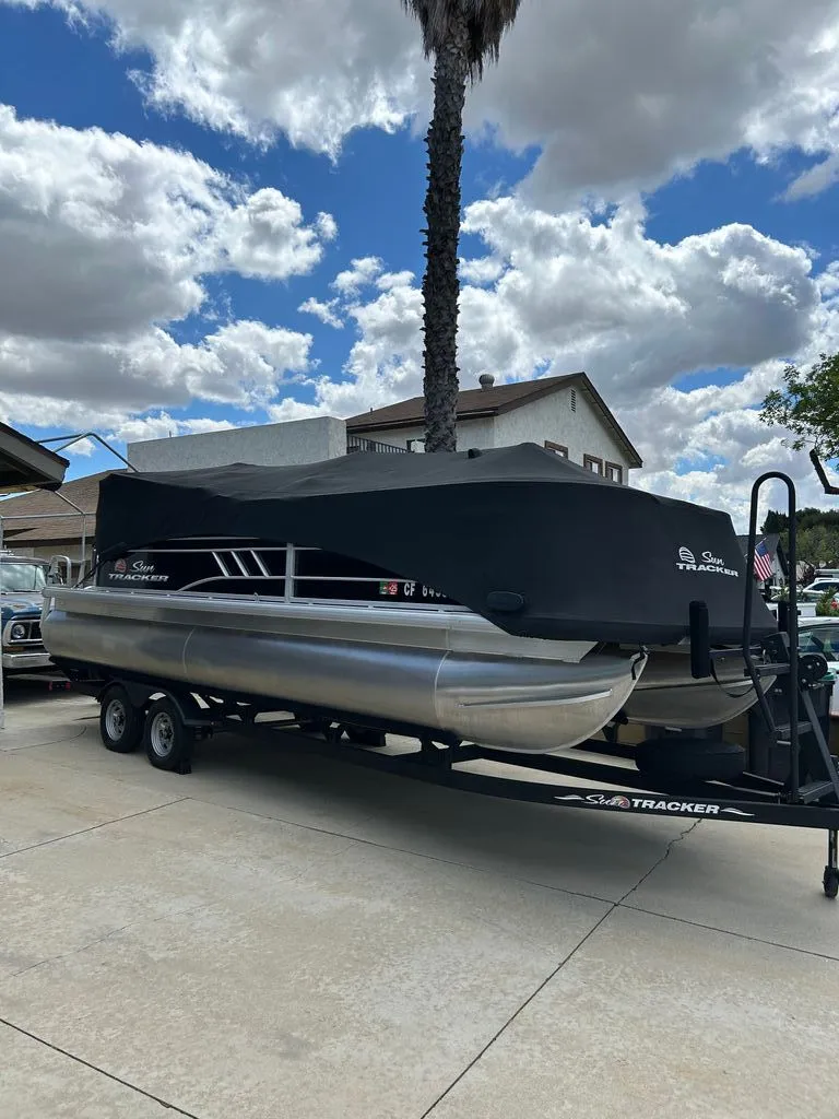 The Image of Sun Tracker Party Barge 2021 - 0