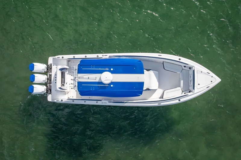 The Image of Overhead view of 2015 Nor-Tech 340 Sport Center Console boat on green water. - 1