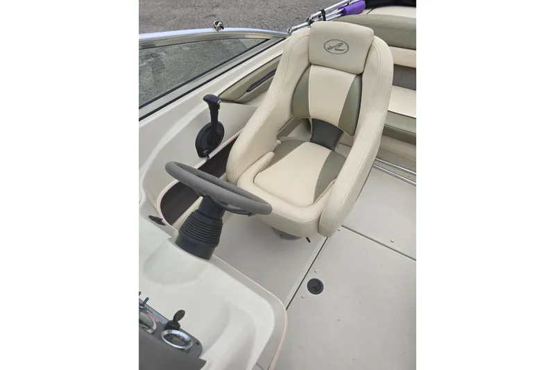 Slide: The Image of Captain's seat and steering of 2005 Sea Ray 200 Bow Rider boat. - 6