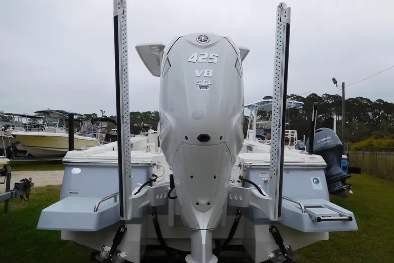 The Image of 2023 Robalo 266 Cayman boat with Yamaha 425 V8 engine, displayed outdoors. - 1