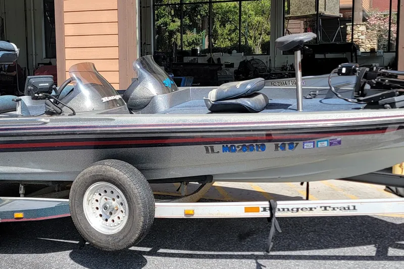 The Image of 1995 Ranger boat on trailer, parked outside a building. - 0