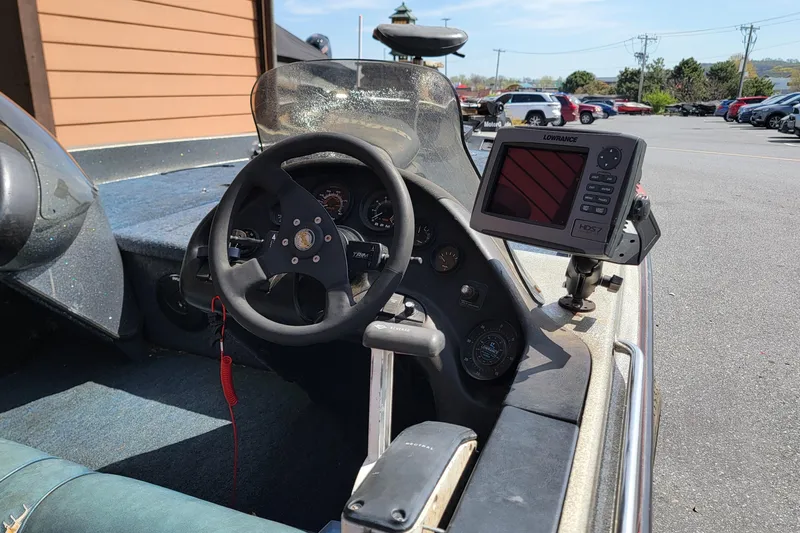 Slide: The Image of 1995 Ranger boat cockpit with steering wheel and Lowrance HDS-7 fishfinder. - 8
