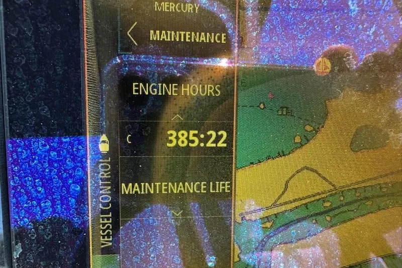 Slide: The Image of Display screen showing 385 engine hours on a 2019 Sea Ray SDX 270 Outboard. - 9
