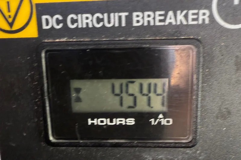 Slide: The Image of DC circuit breaker display showing 4544 hours on SACS Rebel 40, 2019 model. - 39