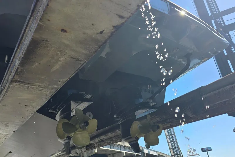 Slide: The Image of 2019 SACS Rebel 40 boat propellers with water droplets, viewed from below. - 50