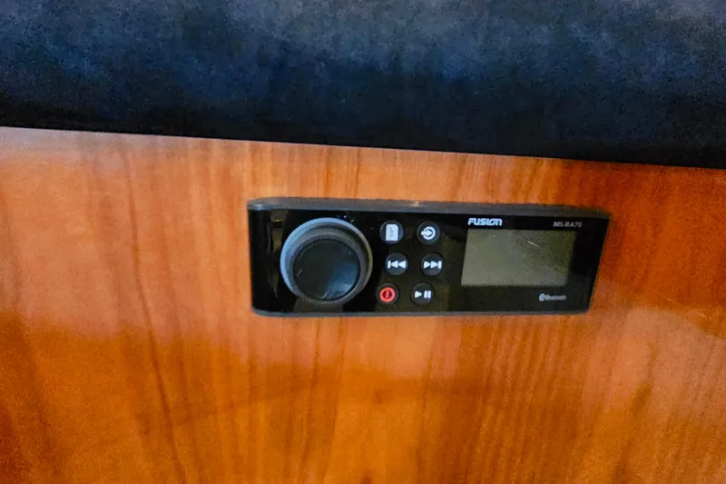 Slide: The Image of Fusion MS-RA70 stereo system on Sunseeker Manhattan 62 yacht, 1998 model. - 41