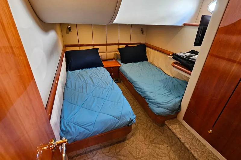 Slide: The Image of Twin cabin with blue bedding in 1998 Sunseeker Manhattan 62 yacht. - 48