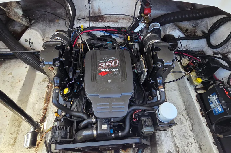 Slide: The Image of Engine of a 2007 Sea Ray SLX 250 boat, featuring a MerCruiser 350 MAG MPI. - 5
