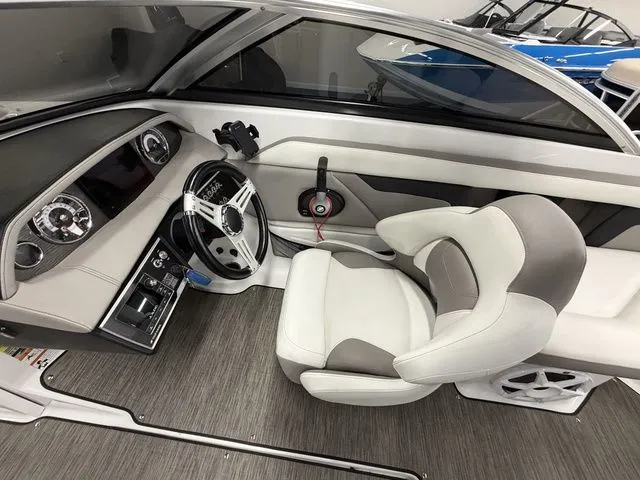 Slide: The Image of Four Winns HD 220 2020 - 12