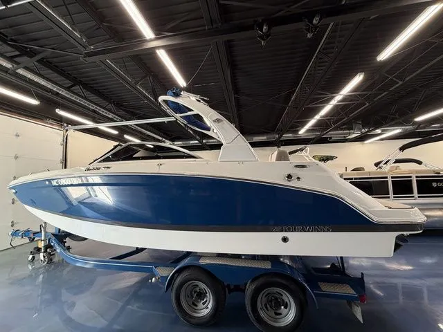 Slide: The Image of Four Winns HD 220 2020 - 3