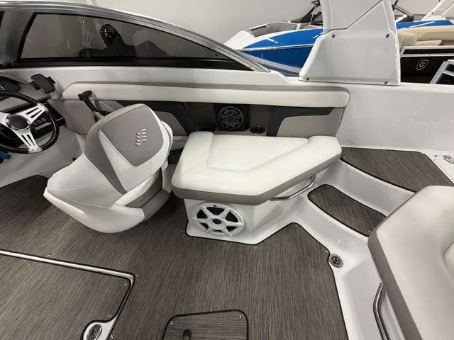 Slide: The Image of Four Winns HD 220 2020 - 6