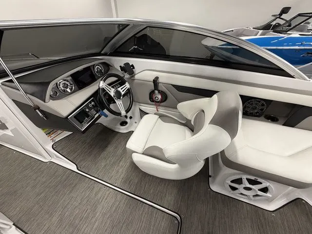 Slide: The Image of Four Winns HD 220 2020 - 8