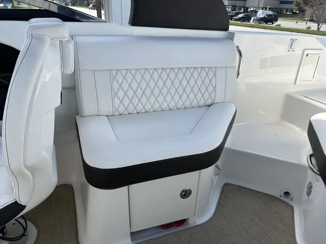 Slide: The Image of Sea Ray SLX 230 2019 - 10