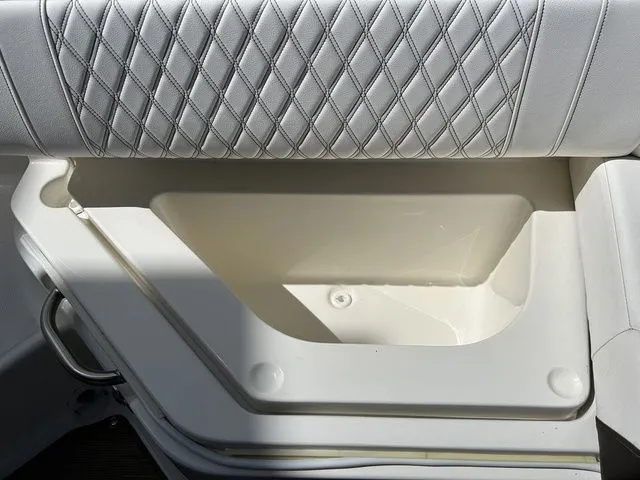 Slide: The Image of Sea Ray SLX 230 2019 - 13