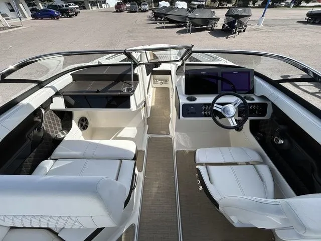 Slide: The Image of Sea Ray SLX 230 2019 - 15