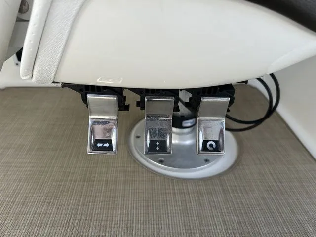 Slide: The Image of Sea Ray SLX 230 2019 - 17