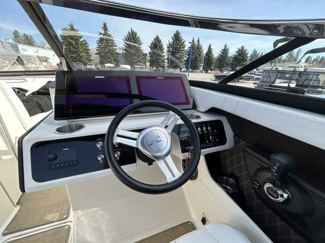 Slide: The Image of Sea Ray SLX 230 2019 - 18