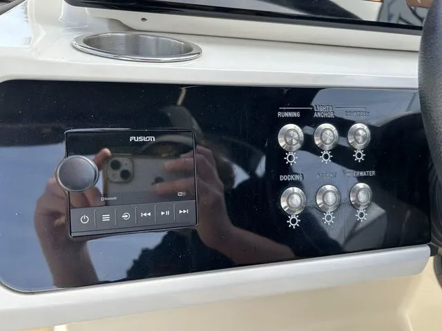 Slide: The Image of Sea Ray SLX 230 2019 - 19