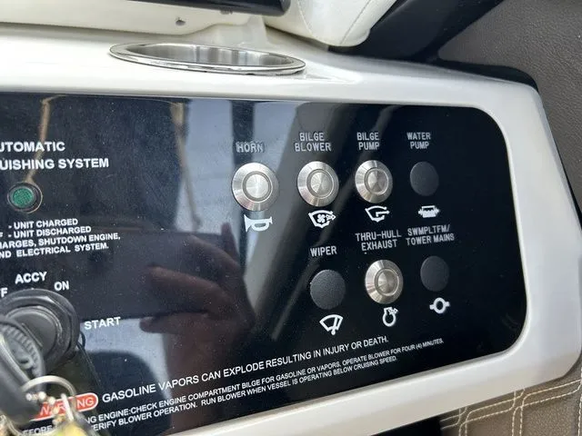 Slide: The Image of Sea Ray SLX 230 2019 - 20