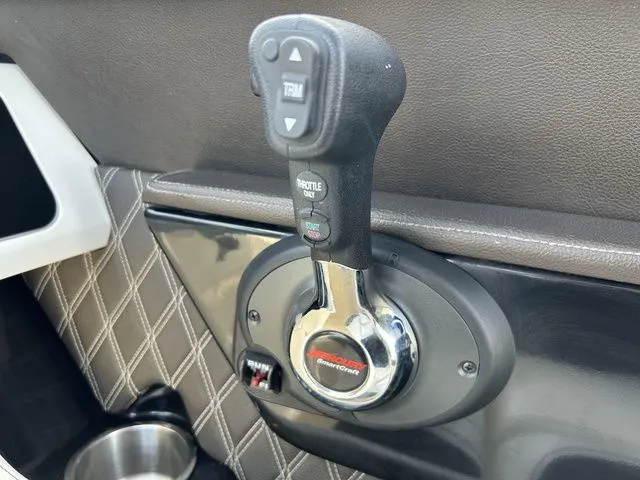 Slide: The Image of Sea Ray SLX 230 2019 - 21