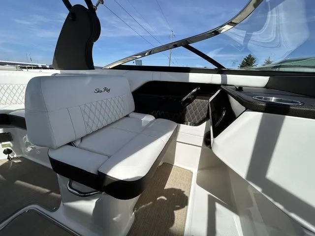 Slide: The Image of Sea Ray SLX 230 2019 - 22