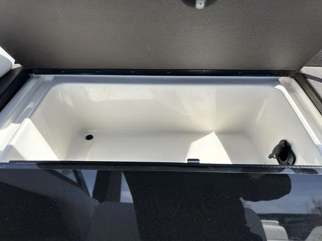 Slide: The Image of Sea Ray SLX 230 2019 - 23