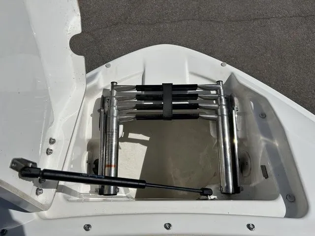 Slide: The Image of Sea Ray SLX 230 2019 - 26