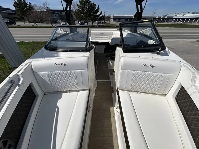 Slide: The Image of Sea Ray SLX 230 2019 - 27