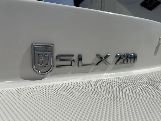 Slide: The Image of Sea Ray SLX 230 2019 - 6