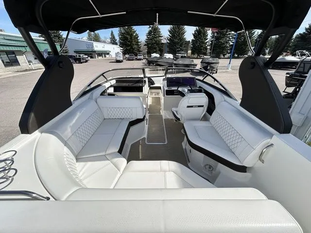 Slide: The Image of Sea Ray SLX 230 2019 - 8