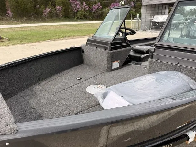 Slide: The Image of Lund 1775 Adventure Sport 2026 - 10