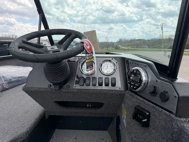 Slide: The Image of Lund 1775 Adventure Sport 2026 - 5