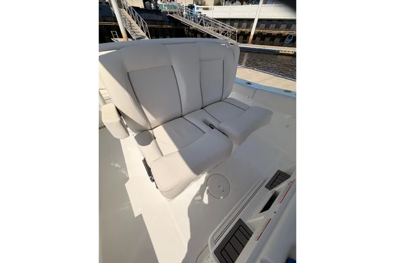 Slide: The Image of 2025 Sea Hunt Ultra 275 SE boat at dock with Garmin equipment. - 14