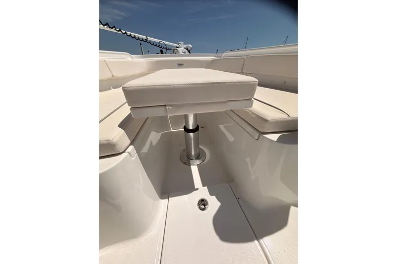 Slide: The Image of Interior view of the 2025 Sea Hunt Ultra 275 SE boat. - 18