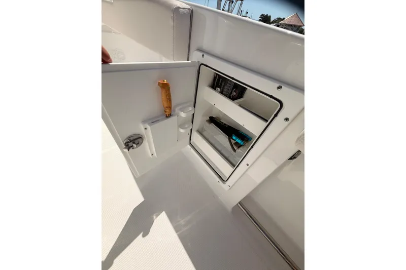 Slide: The Image of 2025 Sea Hunt Ultra 275 SE boat seat in white leather. - 19