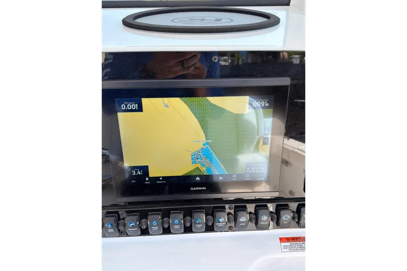 Slide: The Image of Garmin navigation system on Sea Hunt Ultra 275 SE 2025 boat. - 28