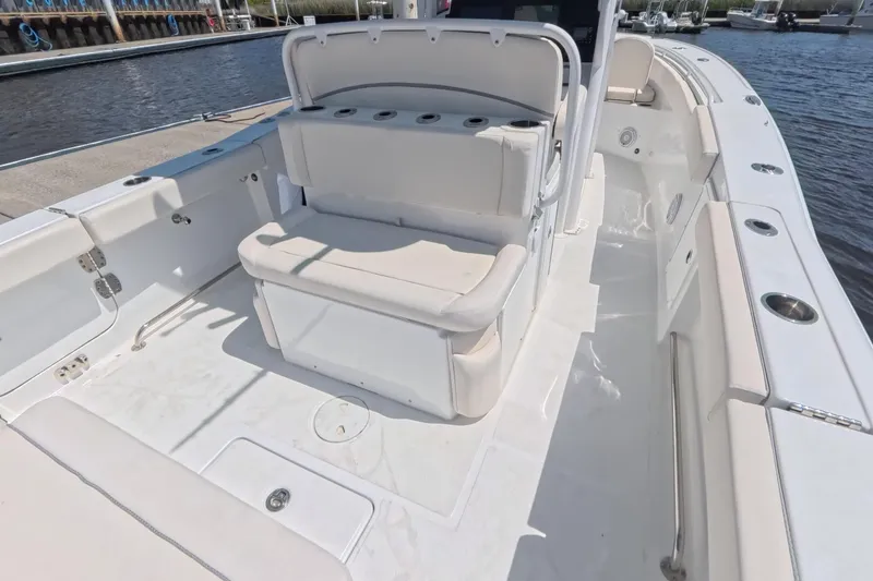 Slide: The Image of 2025 Sea Hunt Ultra 275 SE boat docked at marina. - 4