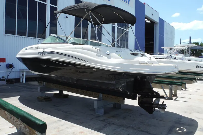 The Image of 2005 Sea Ray 220 Sundeck boat on display at a marina. - 0