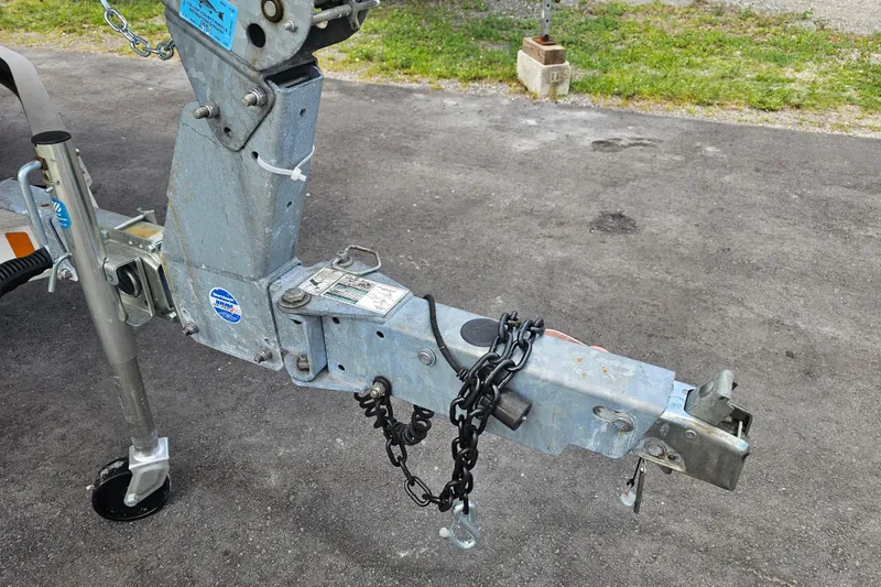 Slide: The Image of Trailer hitch of 2022 Yamaha Boats 190 FSH Sport on asphalt surface. - 11