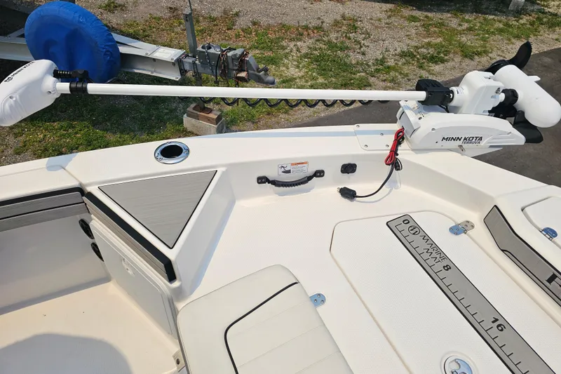 Slide: The Image of 2022 Yamaha Boats 190 FSH Sport with Minn Kota trolling motor on deck. - 19