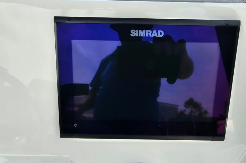 Slide: The Image of Simrad display on 2022 Yamaha Boats 190 FSH Sport dashboard. - 32