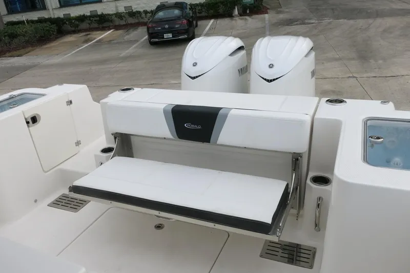 Slide: The Image of 2026 Robalo R300 Center Console boat with Yamaha engines and foldable seating. - 21