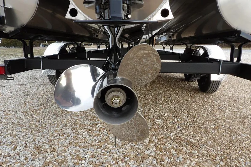 Slide: The Image of Propeller of 2026 Bennington M L-Bench 22 ML pontoon boat on gravel surface. - 39
