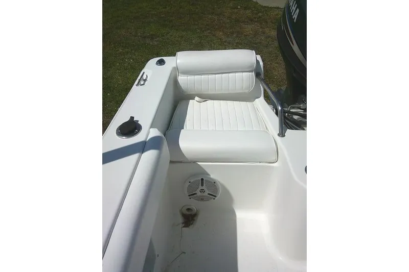 Slide: The Image of White seating area on a 2010 Sea Hunt Triton 202 boat. - 36