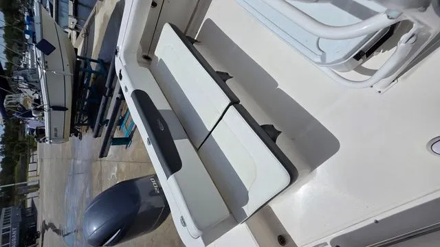 Slide: The Image of Robalo R222 Explorer 2022 - 10