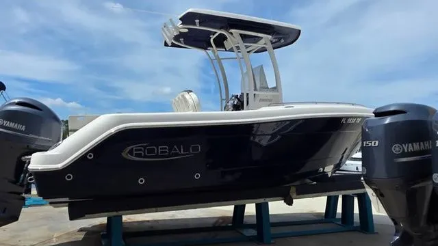 Slide: The Image of Robalo R222 Explorer 2022 - 6
